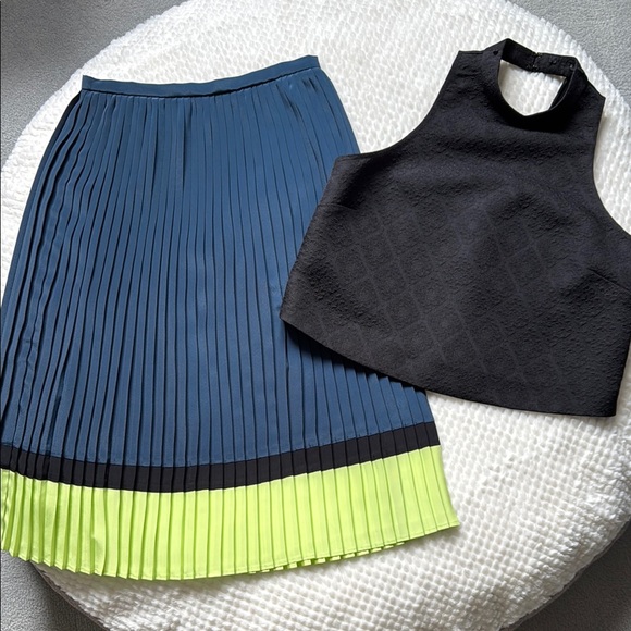 Dresses & Skirts - 💚 Elegant Blue & Green Pleated Skirt + black Top set.